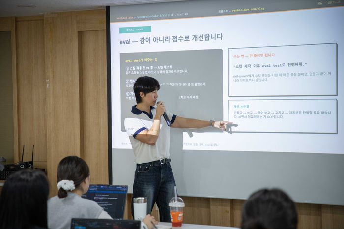 막힌 지점을 그 자리에서 함께 해결하는 모습