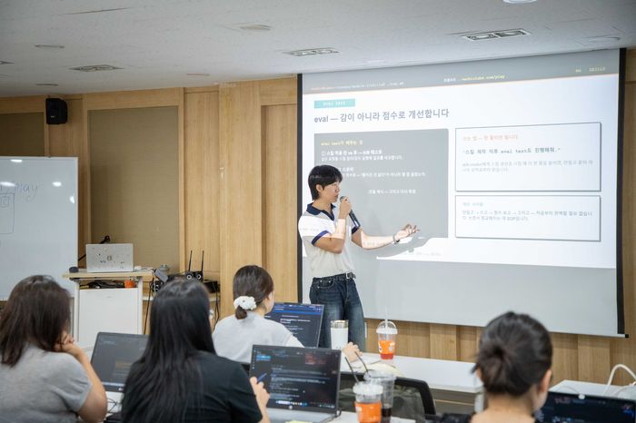 스킬 만들기 모듈을 설명하는 강사